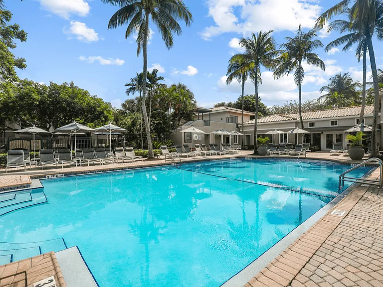Coconut Palm Club Apartments — Photo 8