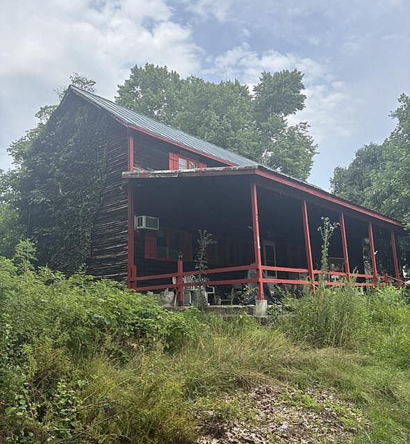 1st image of 824 Sandy Run Rd