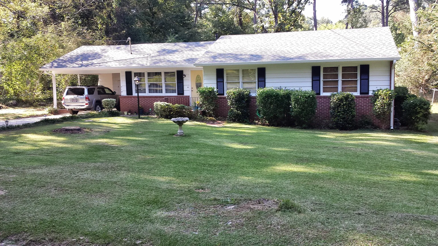 718 Woodridge Dr photo 1