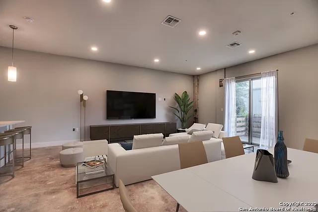 210 W Peden Aly #125 — Photo 3