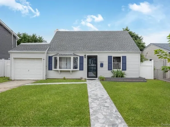 205 S 12th Street, Lindenhurst, NY 11757