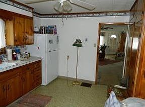 3rd image of 638 W Wendell St