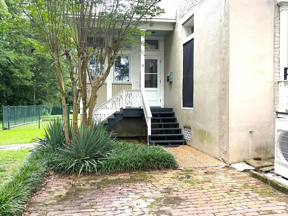 330 Commerce St #4