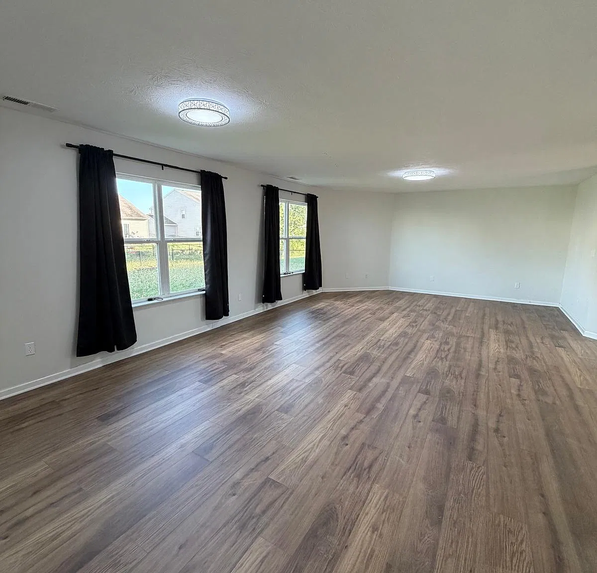 4 bed, 2.5 bath, 2220 sqft, $2,200 — Photo 4