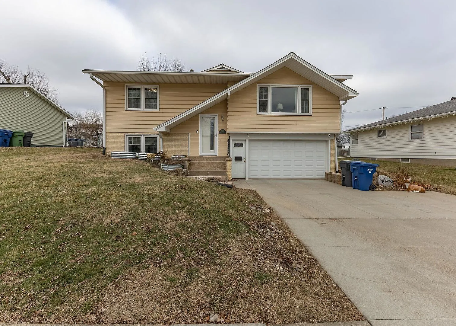 564 Scenic Dr photo 1