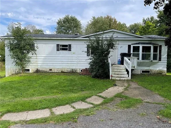 25 Harbor Brook Dr, Oswego, NY 13126