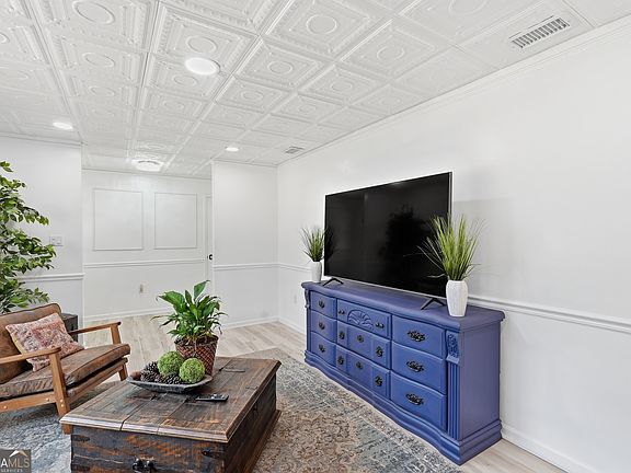 3rd image of 303 Pinewood Dr