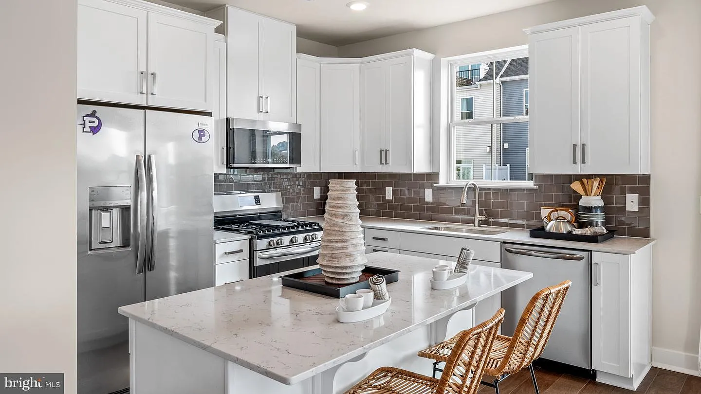 3 bed, 2.5 bath, 1816 sqft, $3,200 — Photo 4