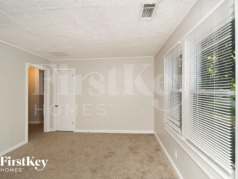 1800 Oakmont Dr NW — Photo 5