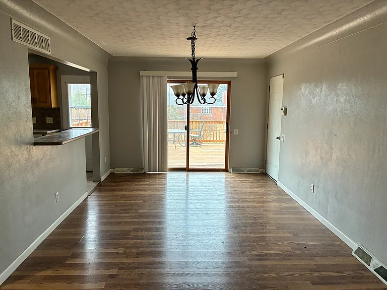 3214 Greenwood Ln — Photo 4