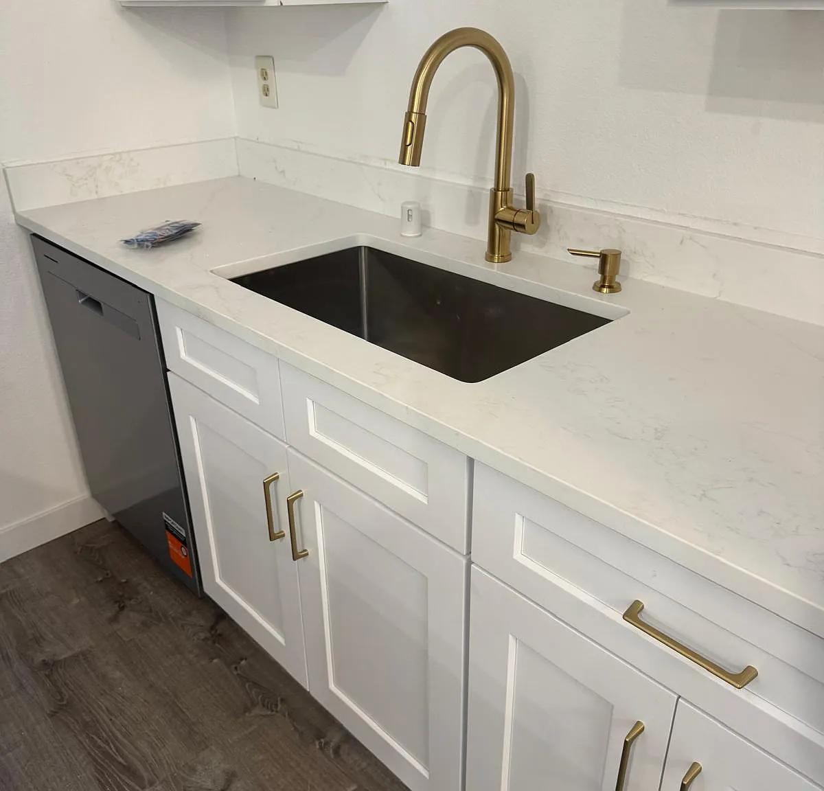 2 bed, 800 sqft, $2,000 — Photo 2