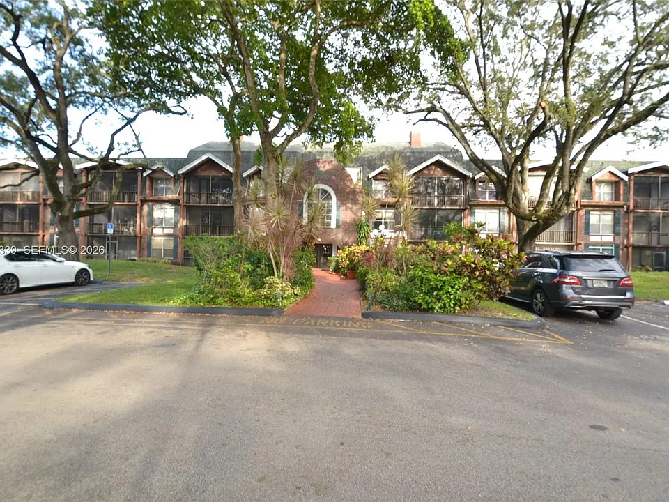 3670 Inverrary Dr #2D