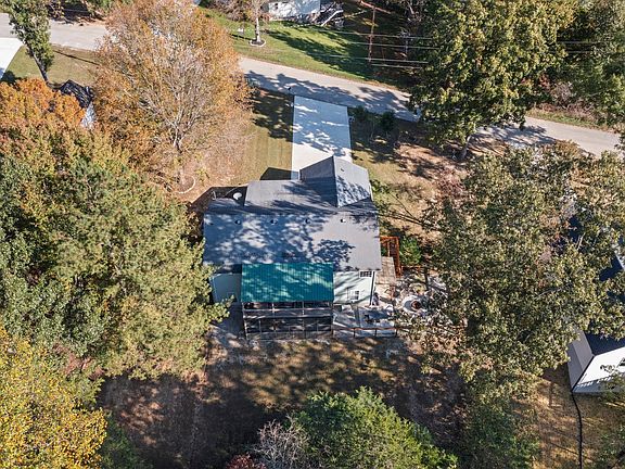 4th image of 38 Shady Cove Ln
