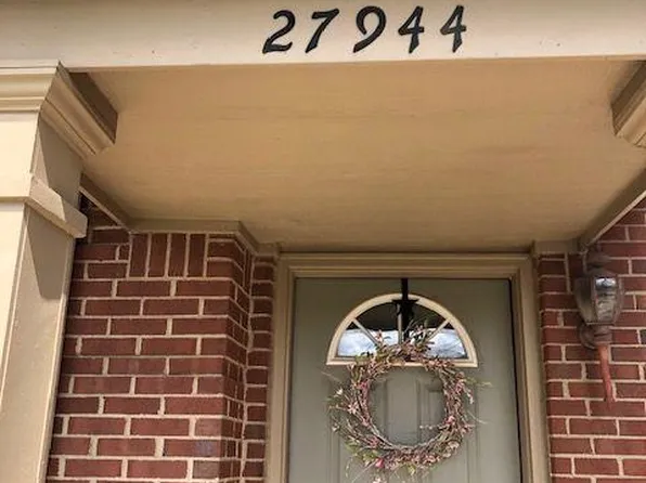 27944 Declaration Rd, Novi, MI 48377