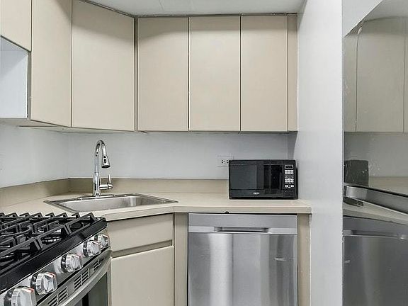 3rd image of 400 E 70th St APT 205