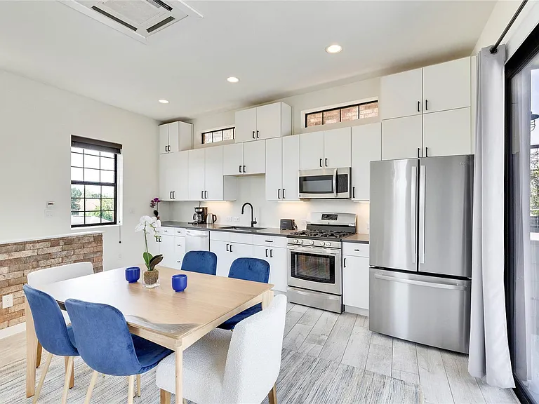 808 E Lydia St — Photo 20