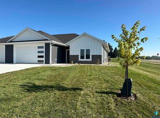 719 Tallgrass Cir, Luverne, MN 56156