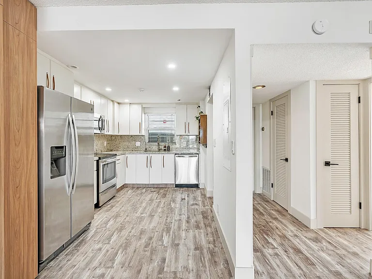 3051 NE 48th St #301 — Photo 22