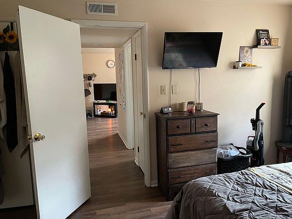 Bedroom/Hallway