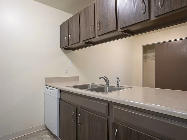 Leonard East Apartments Immediate Move In — Photo 15