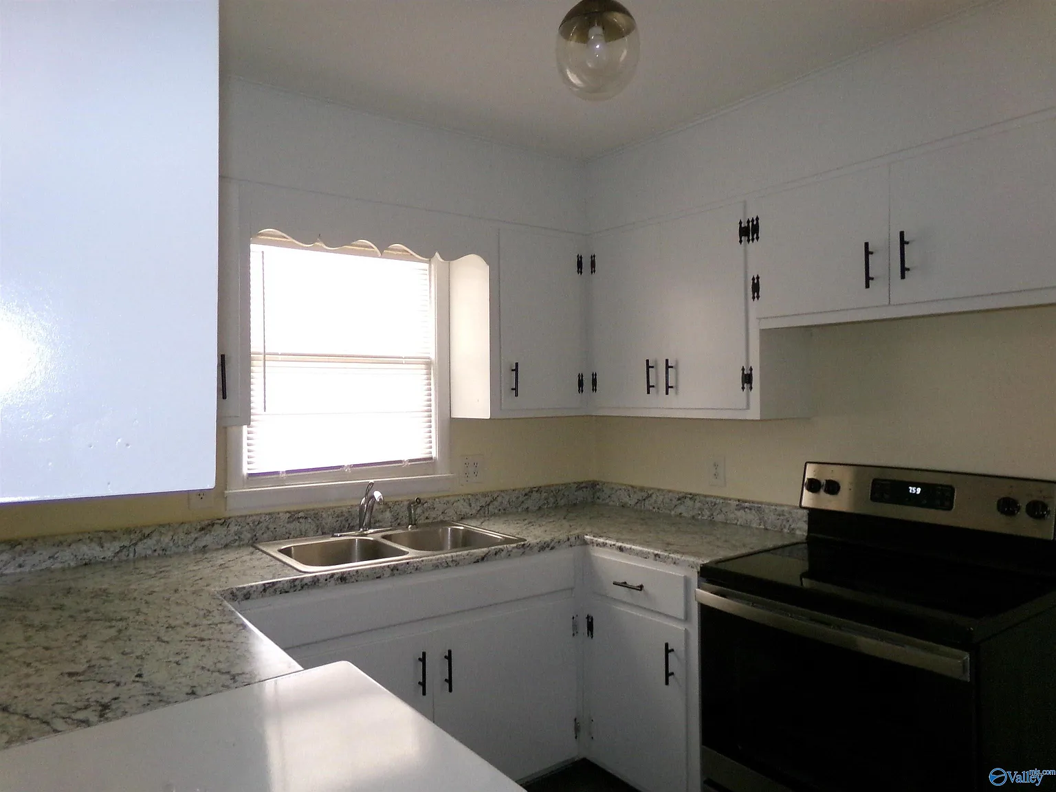 3 bed, 1.0 bath, 1065 sqft, $1,295 — Photo 4