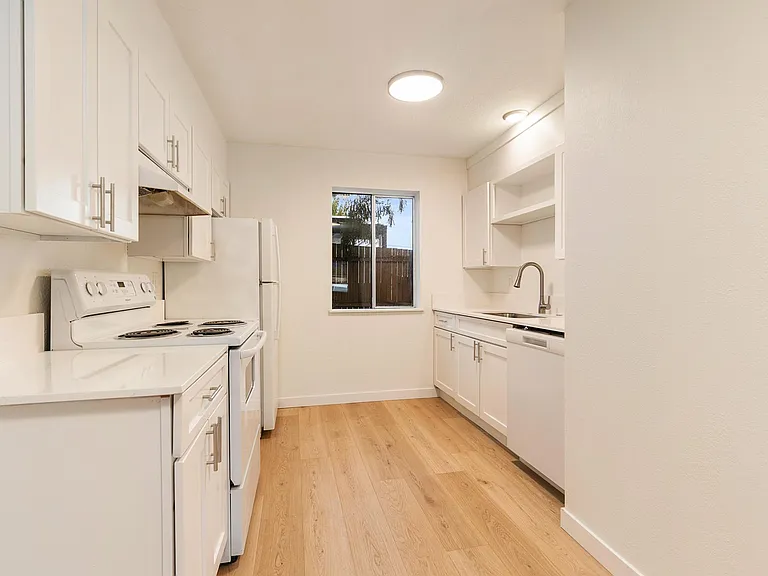 Crestwood Place — Photo 8