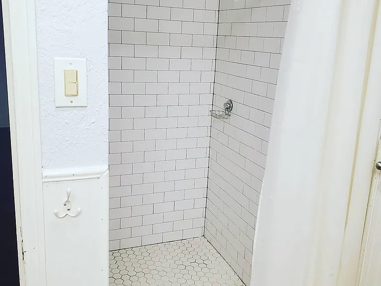 Sandhurst Ln — Photo 15