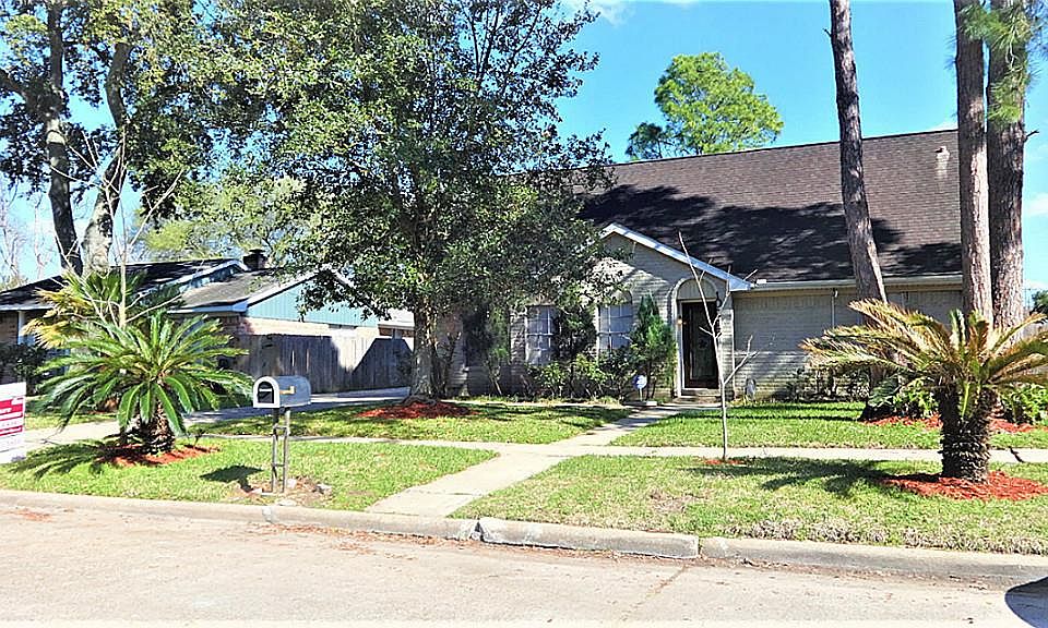 1st image of 10215 Huntington Wood Dr