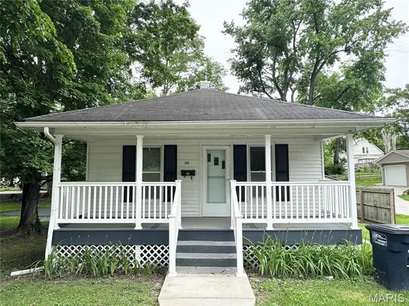 206 W Fairground Ave, Hillsboro, IL 62049