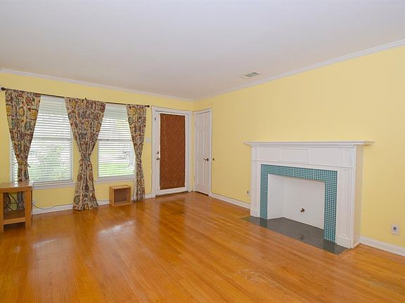 3rd image of 5507 Aspen St