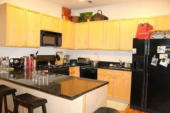 2nd image of 1927 N Sedgwick St APT 1R