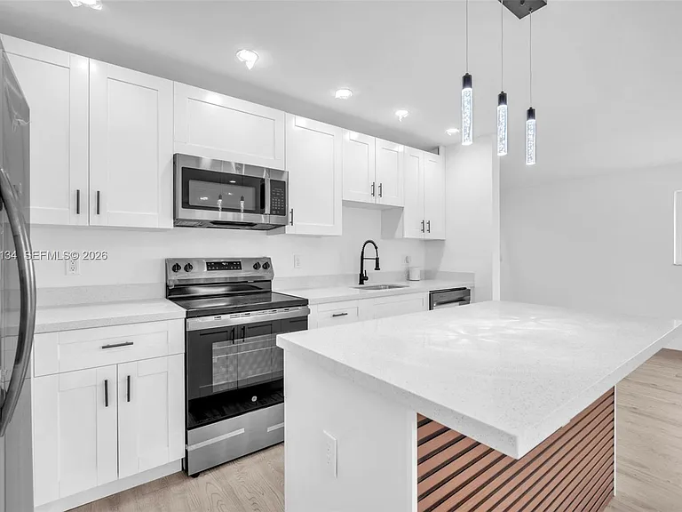 2572 NW 20th St — Photo 34