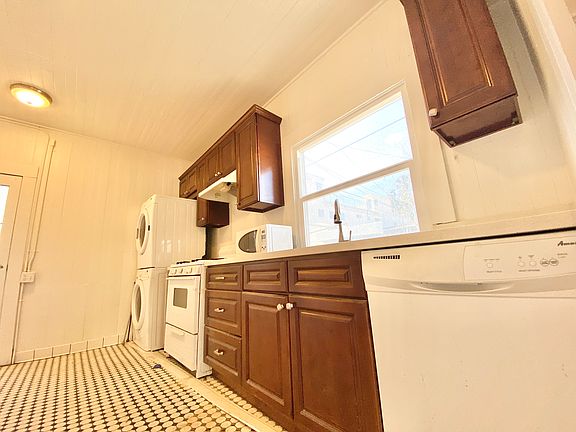 2nd image of 415 Pacific Ave #415