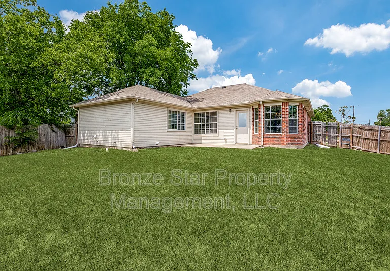 722 Seneca Dr — Photo 14