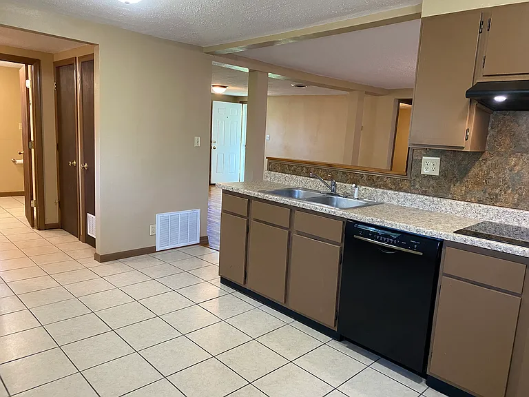 208 E Maiden Ln — Photo 13