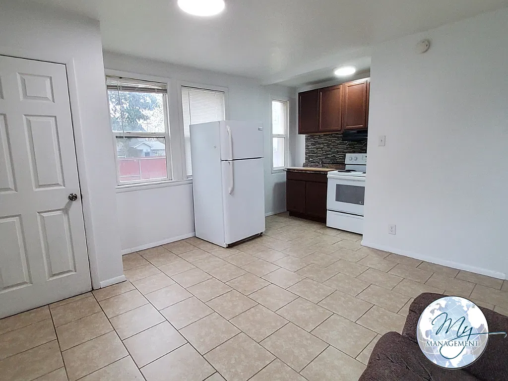 Newly Remodeled Studio and 1 bedroom apartments — Photo 3