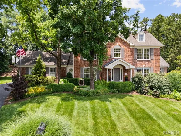 14 Cambridge Circle Ct, Ballwin, MO 63011