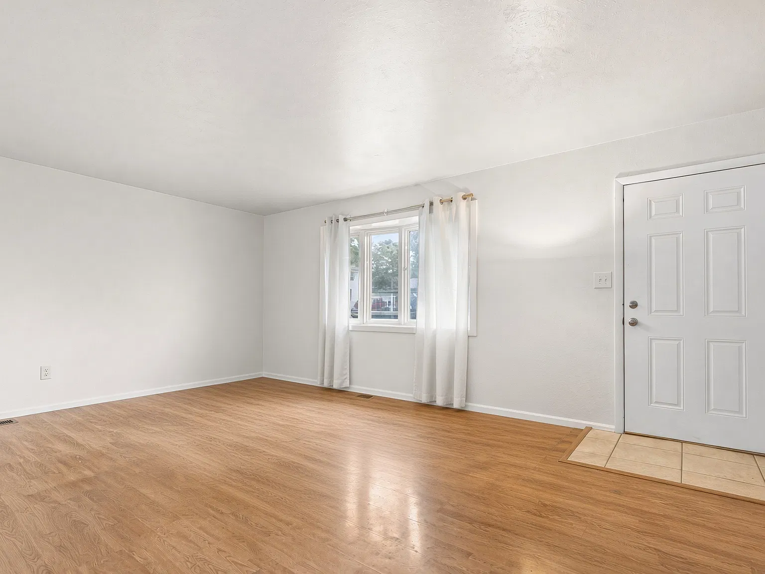 5 bed, 1888 sqft, $2,300 — Photo 3