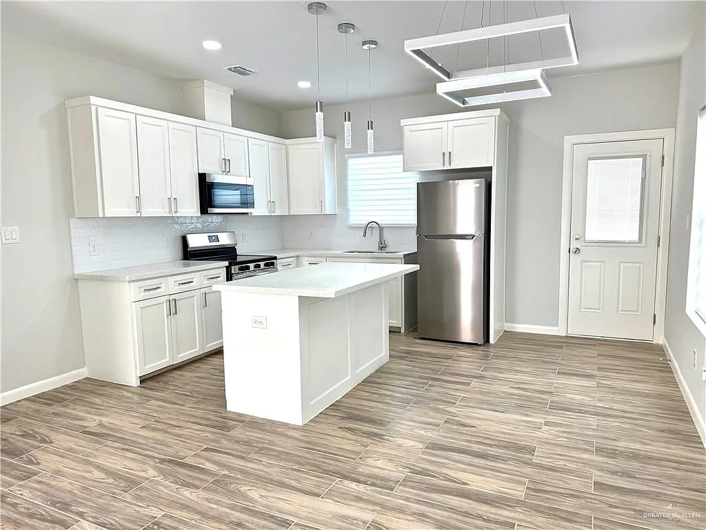 3 bed, 2.0 bath, 1190 sqft, $1,300 — Photo 3