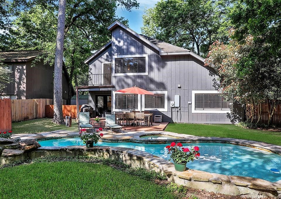 Family friendly back yard , great for entertaining with plenty of room for children and dogs !