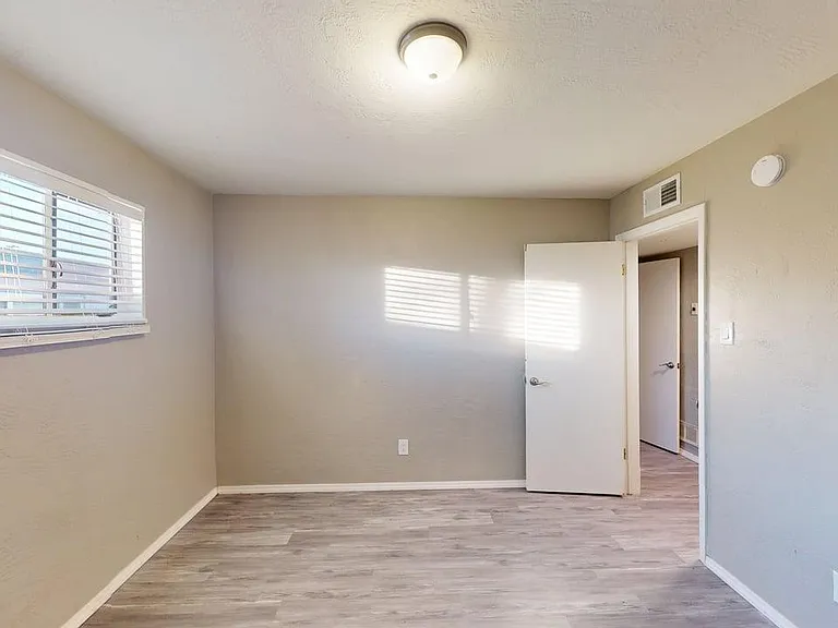 10216 Candelaria Rd NE — Photo 31