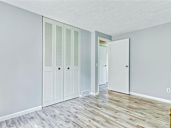 5th image of 10 Debran Dr
