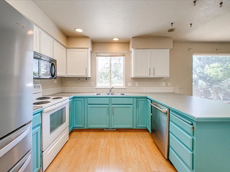 1802 N Heath Ave — Photo 11