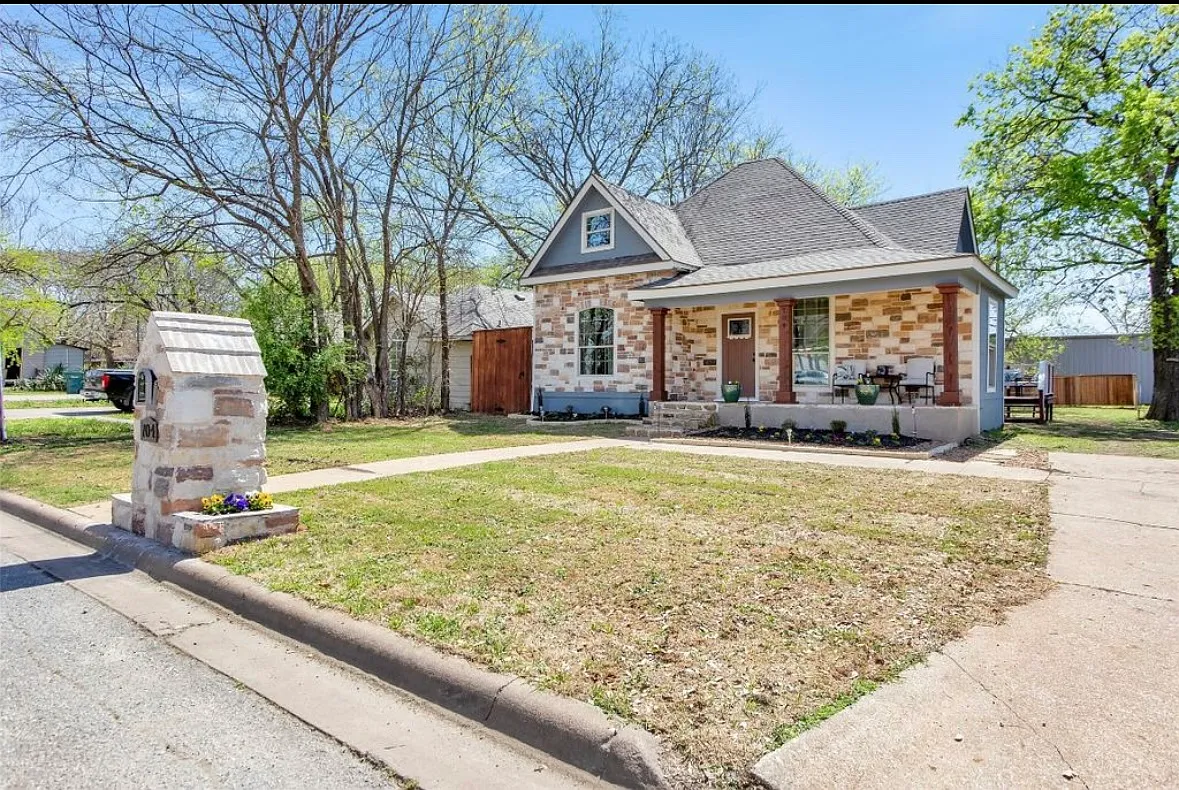 704 E Chaffin St — Photo 1