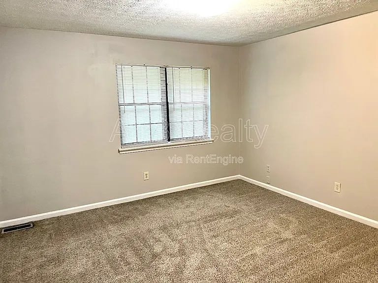 120 Meadowbrook Ct #C — Photo 8
