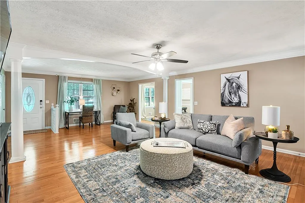 3 bed, 2.0 bath, 1640 sqft, $5,750 — Photo 2