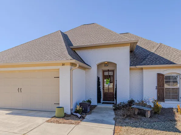 201 Sweetbriar Cir, Canton, MS 39046