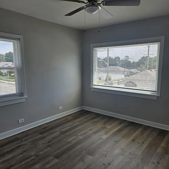 967 E Maple St — Photo 5