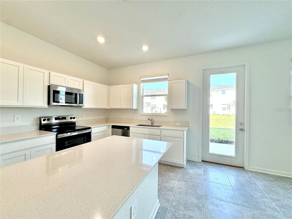 4 bed, 3.5 bath, 1944 sqft, $2,380 — Photo 3