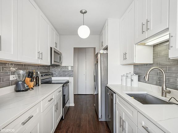 3rd image of 7141 N Kedzie Ave APT 1210